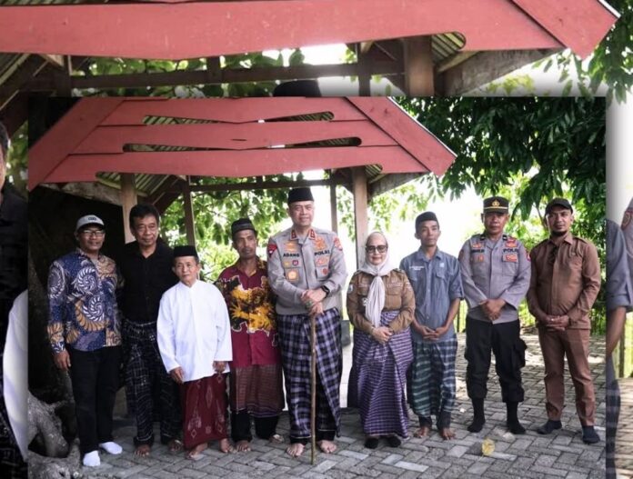 Screenshot_20250728-184555 Kapolda Sulbar bersama kasat narkoba polres Polman dan ibu wagub Polman dan jajaran pemerintah kabupaten Polman. Saat kunjungan siarah ke makam raja Balanipa pertama