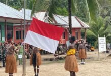 Antusiasme Tinggi Warnai Upacara Hardiknas di SD Naena Kekwa Bersama Satgas TMMD Kodim 1710/Mimika