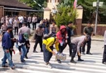 Aksi Unjuk Rasa di Mapolda Lampung Berlangsung Kondusif, Polisi Bersihkan Sampah Massa